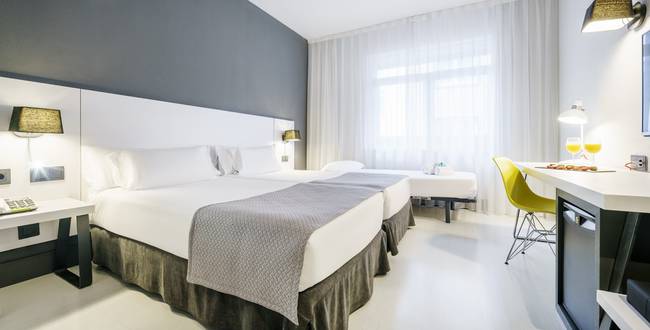Habitación triple Hotel ILUNION Bilbao Habitación triple Hotel ILUNION Bilbao
