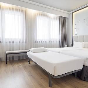Habitación triple premium Hotel ILUNION Bilbao